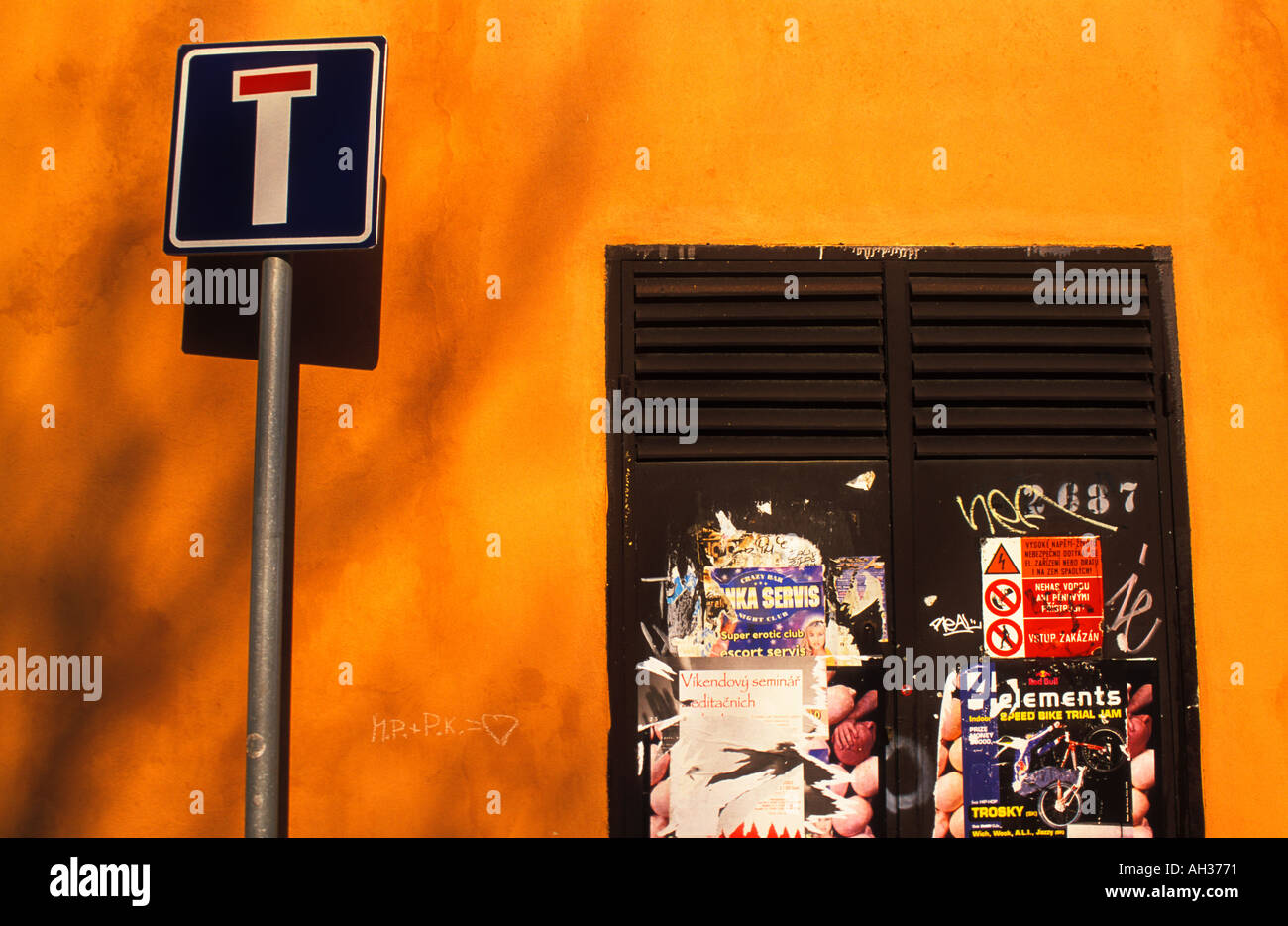 Werbeplakate und No Entry Straße unterzeichnen in Prag Tschechische Republik Europa eye35.com Stockfoto