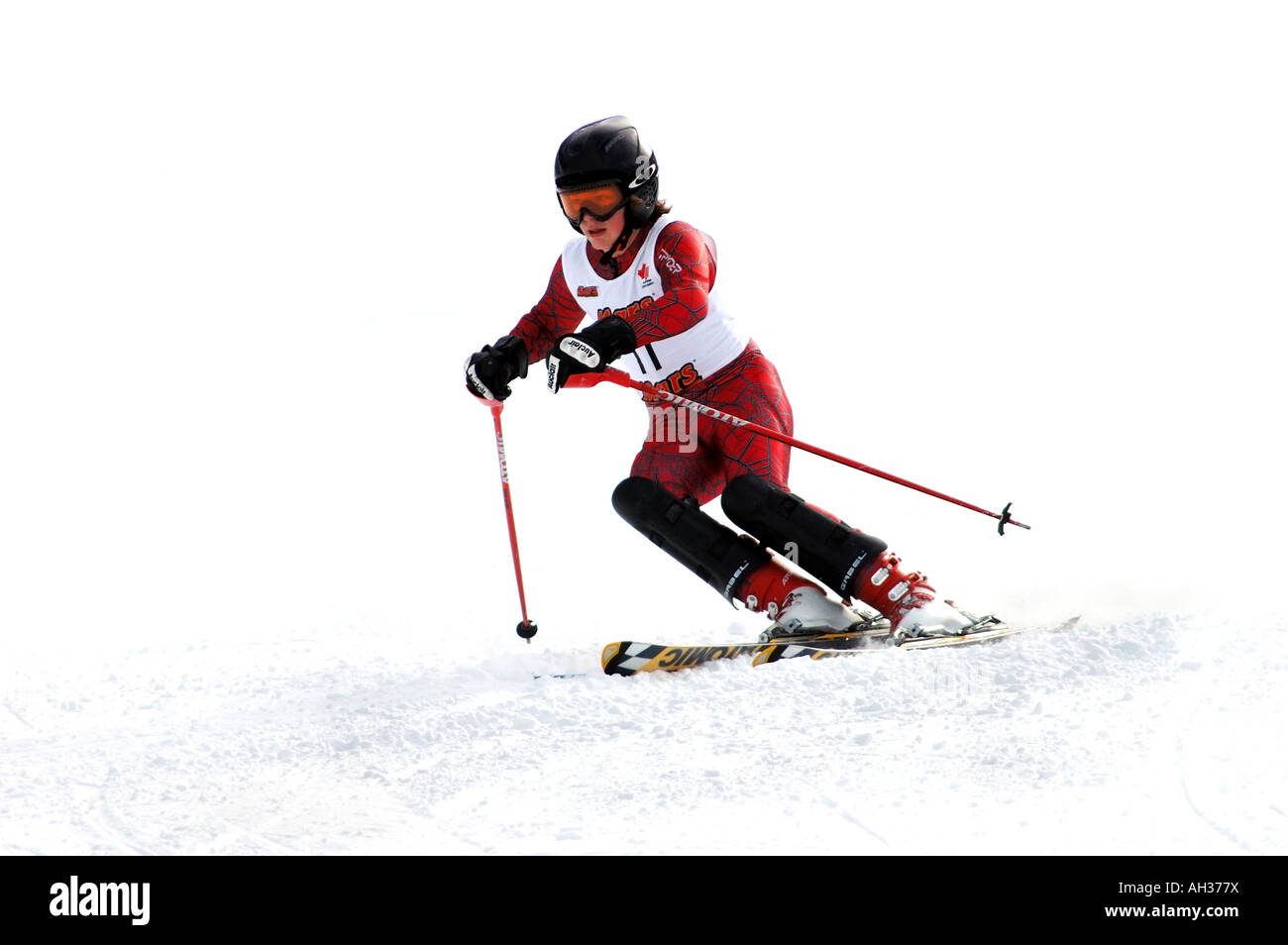 Slalom-Skifahrer auf weißem Hintergrund Stockfoto