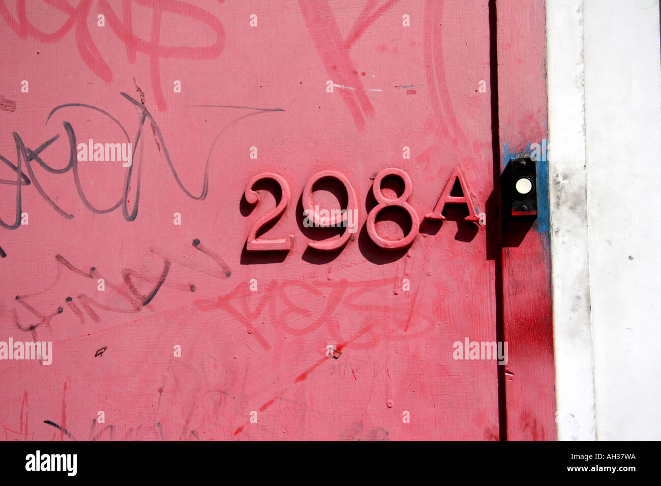 heruntergekommenen Wohnungstür Stockfoto