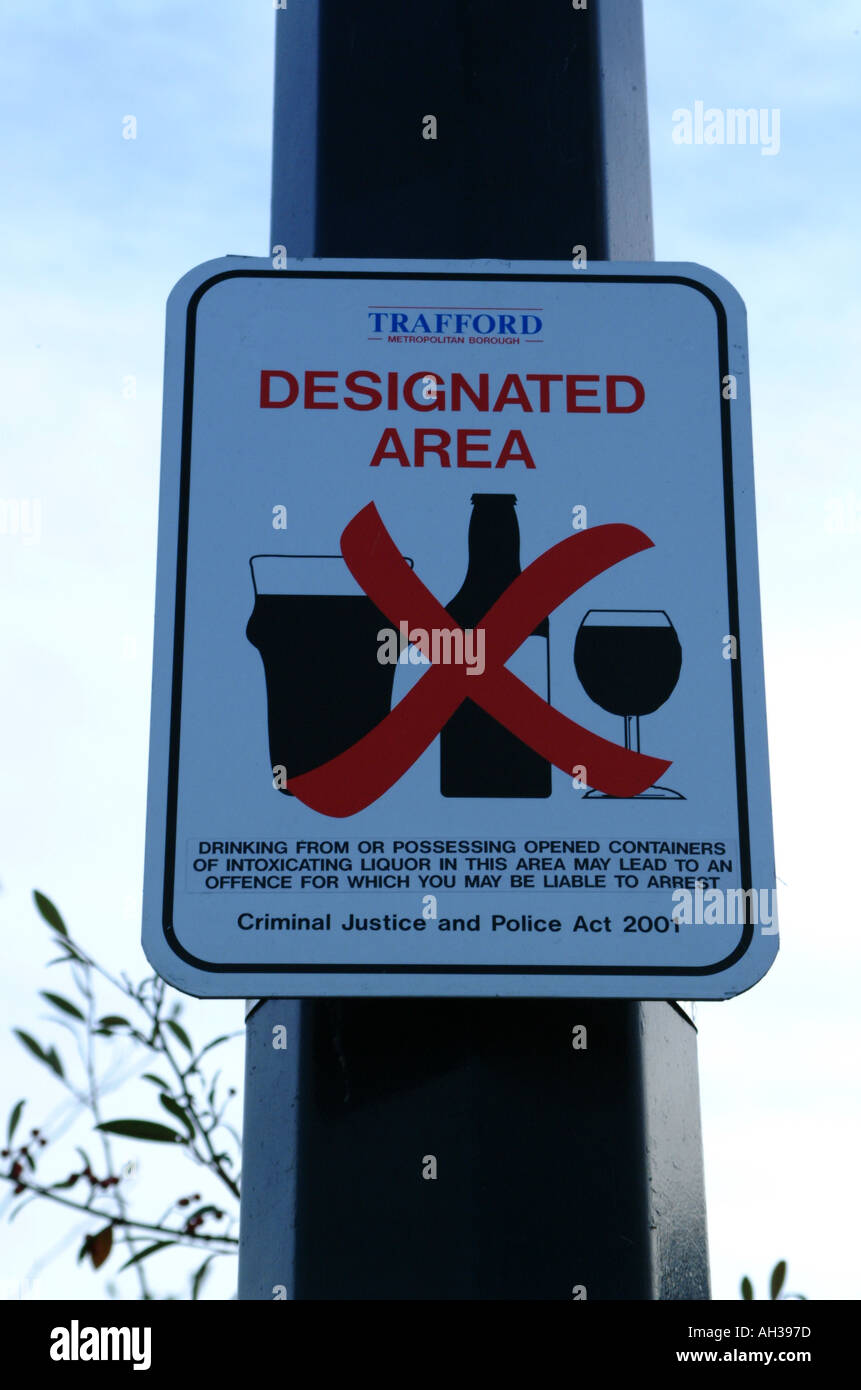 Ein Rat Warnsignal außerhalb ein Fußballplatz Angabe Alkohol verboten Stockfoto