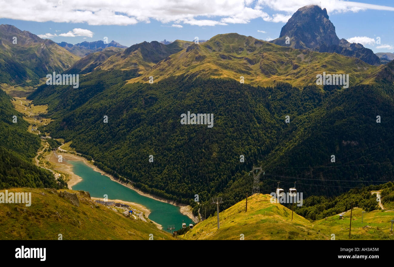 Blick auf Pic du Midi d'Ossau und Berge in der Nähe von Lac de Fabreges im Parc National des Pyrenäen südwestlichen Frankreich Europa Stockfoto