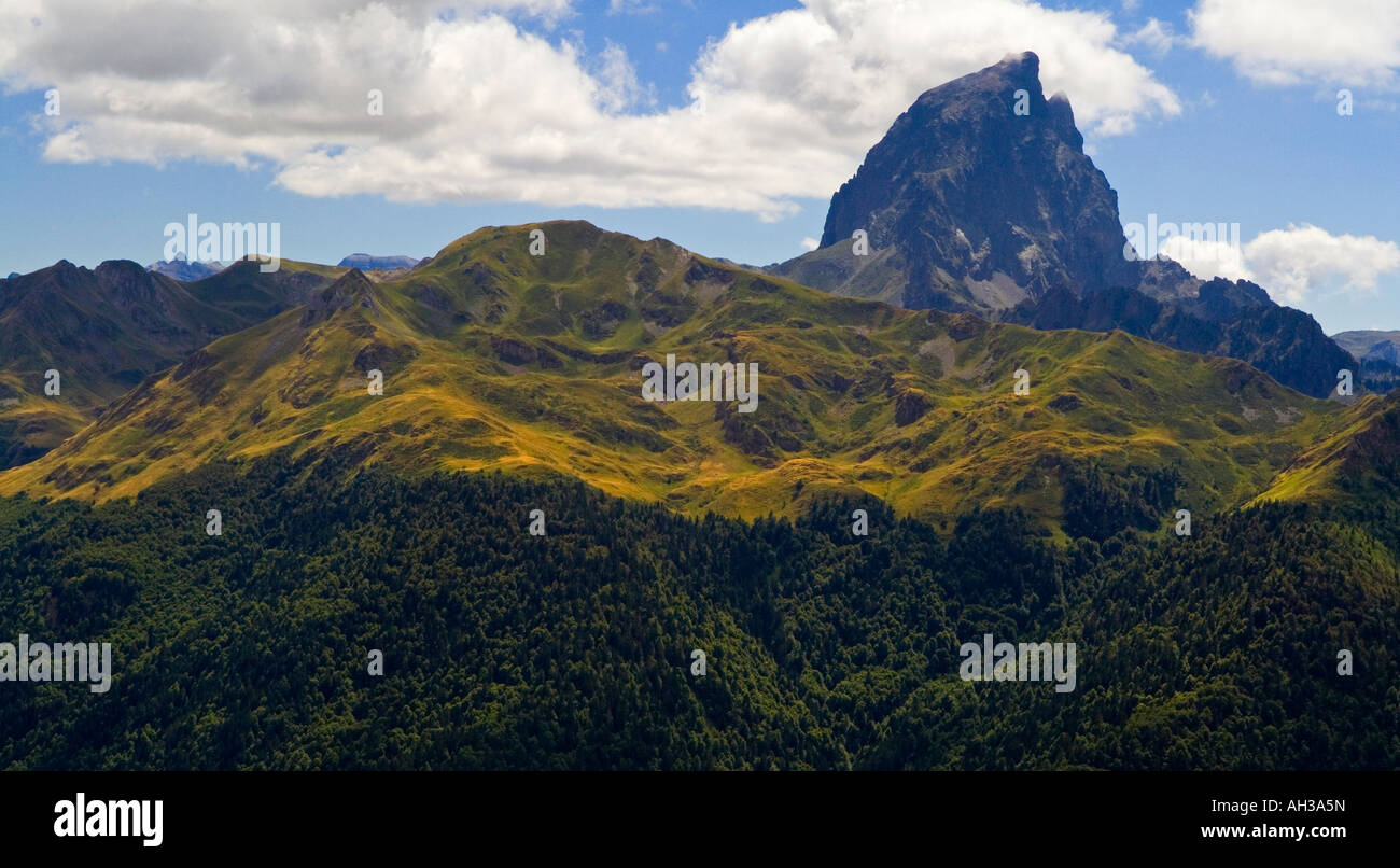 Blick auf Pic du Midi d'Ossau und Berge in der Nähe von Lac de Fabreges im Parc National des Pyrenäen südwestlichen Frankreich Europa Stockfoto