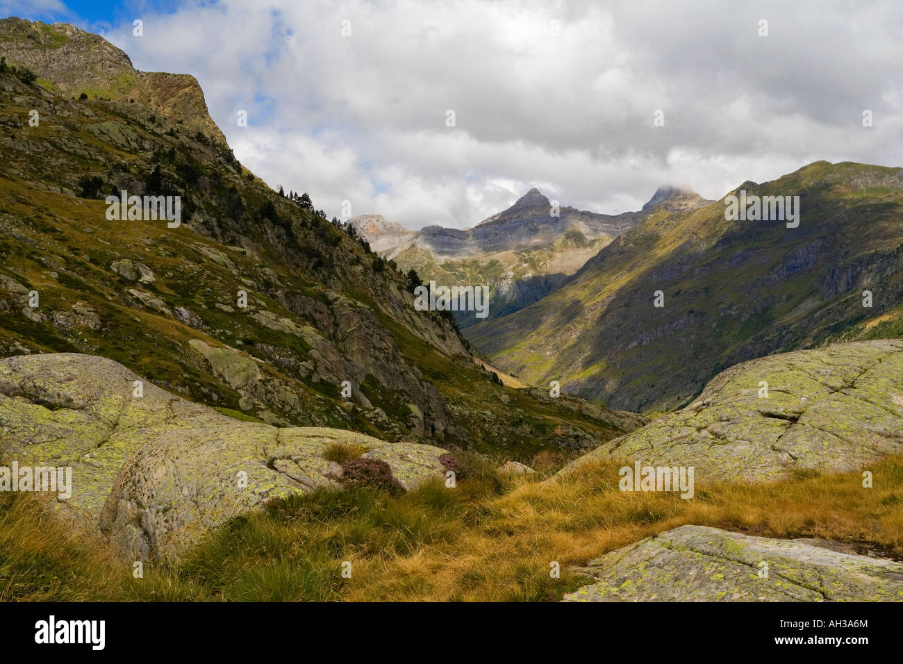Blick auf die Berge in der Nähe von Lac d'Artouste im Parc National des Pyrenäen südwestlichen Frankreich Europa Stockfoto