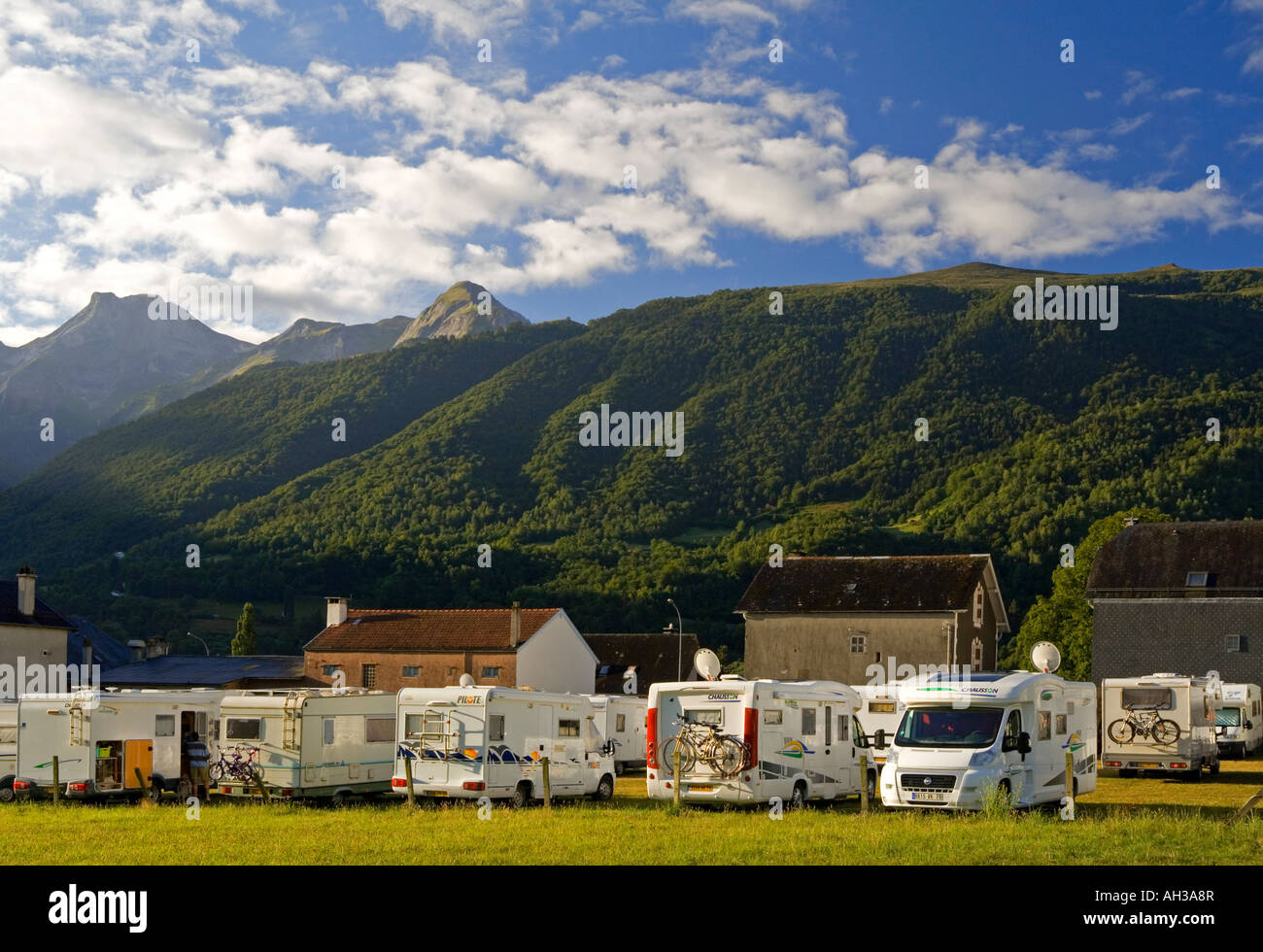 Wohnmobile in eine städtische über Nacht Parkplatz im Zentrum von der Stadt von Laruns in den Parc National des Pyrenäen-Frankreich Stockfoto