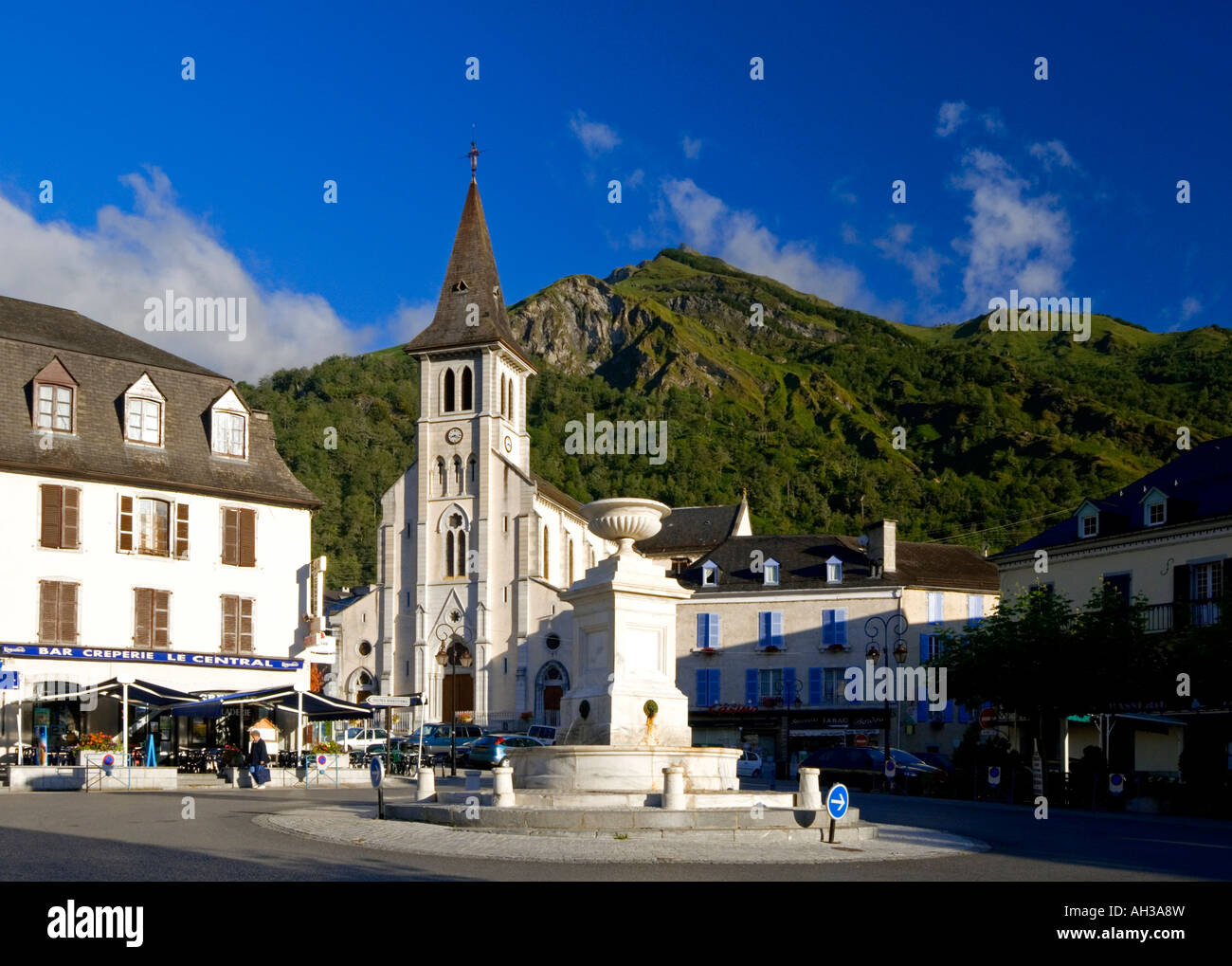 Blick auf die Kirche und dem Stadtzentrum am Laruns in den Parc National des Pyrenäen im Südwesten Frankreich Stockfoto