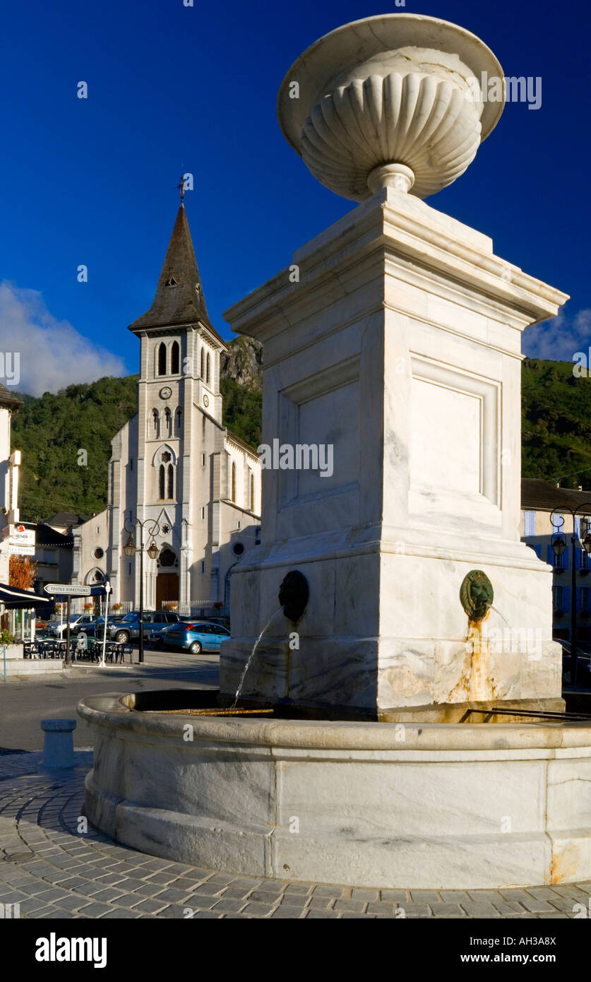 Blick auf die Kirche und dem Stadtzentrum am Laruns in den Parc National des Pyrenäen im Südwesten Frankreich Stockfoto