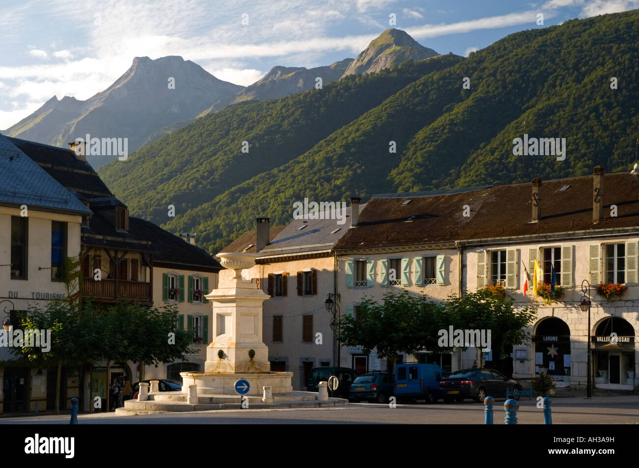 Blick auf das Stadtzentrum am Laruns in den Parc National des Pyrenäen im Südwesten Frankreich Stockfoto