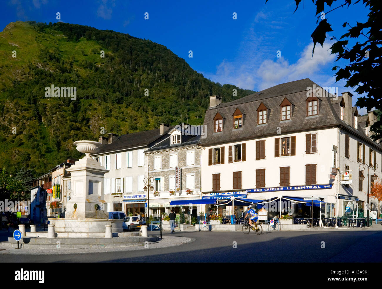 Blick auf das Stadtzentrum am Laruns in den Parc National des Pyrenäen im Südwesten Frankreich Stockfoto