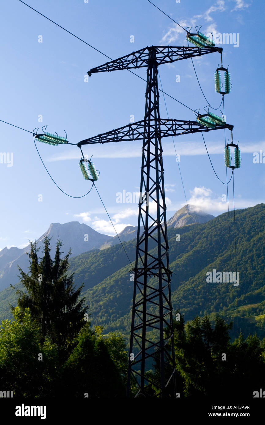 Strommasten in der Nähe von Laruns in den Pyrenäen Süd-West Frankreich Europa Stockfoto