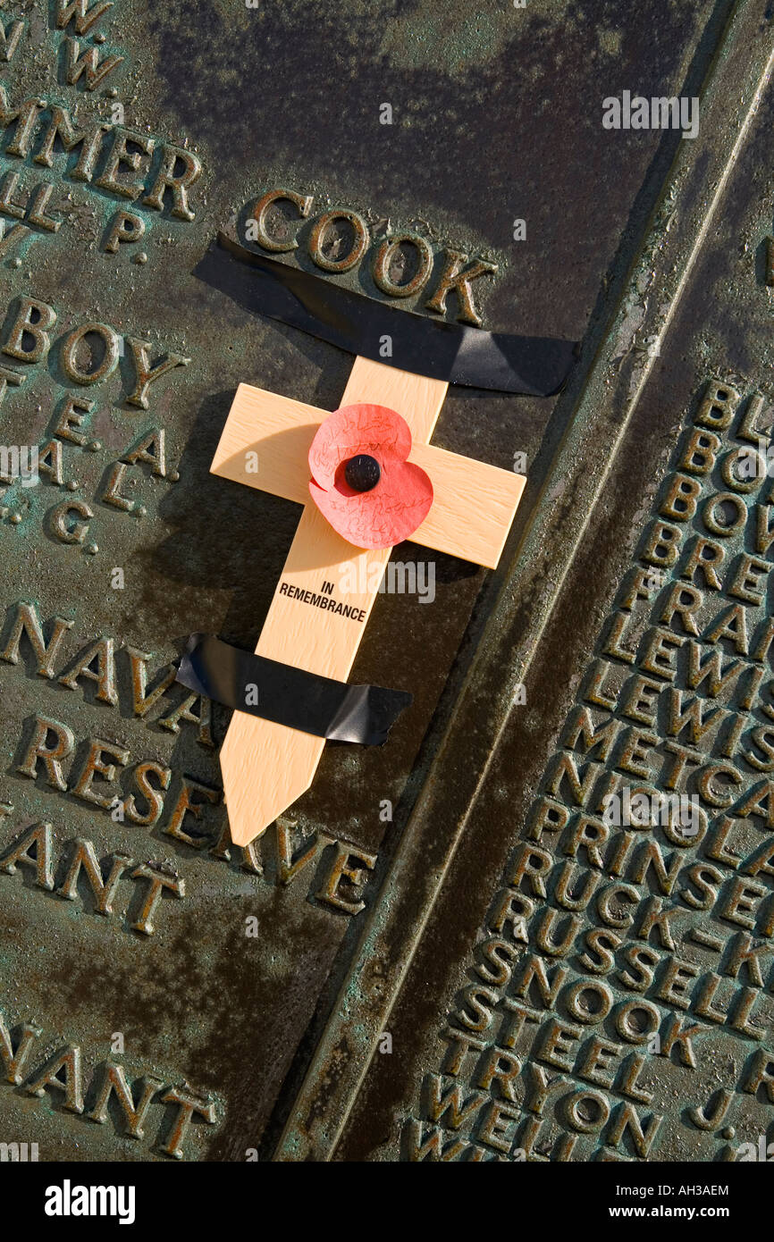 Mohn und Holzkreuz neben Namen des Krieges tot auf Portsmouth Naval Memorial Southsea Hampshire England UK Stockfoto