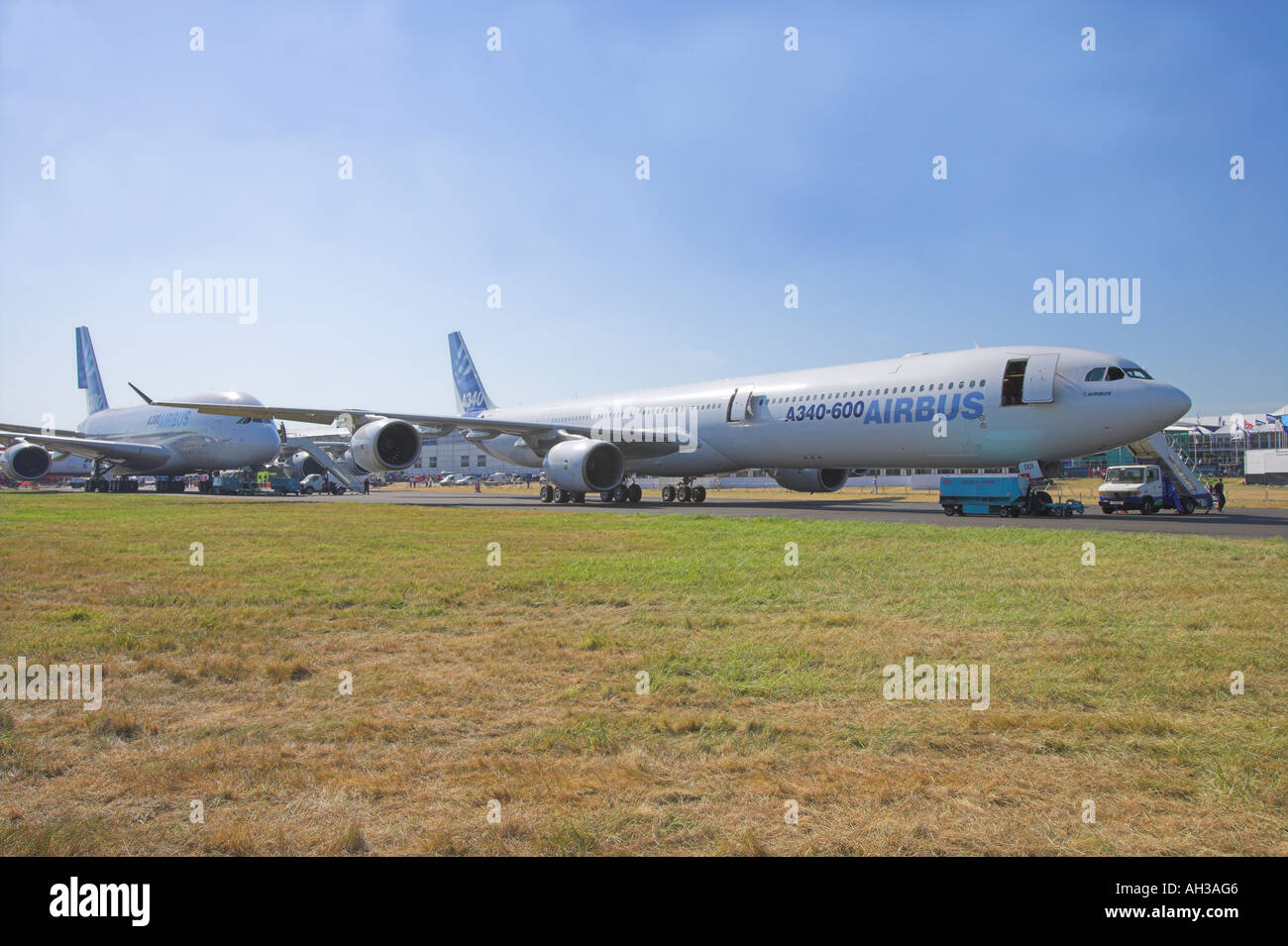 Airbus A340 600 mit A380 geparkt Dahinter warten auf Flying Display Stockfoto