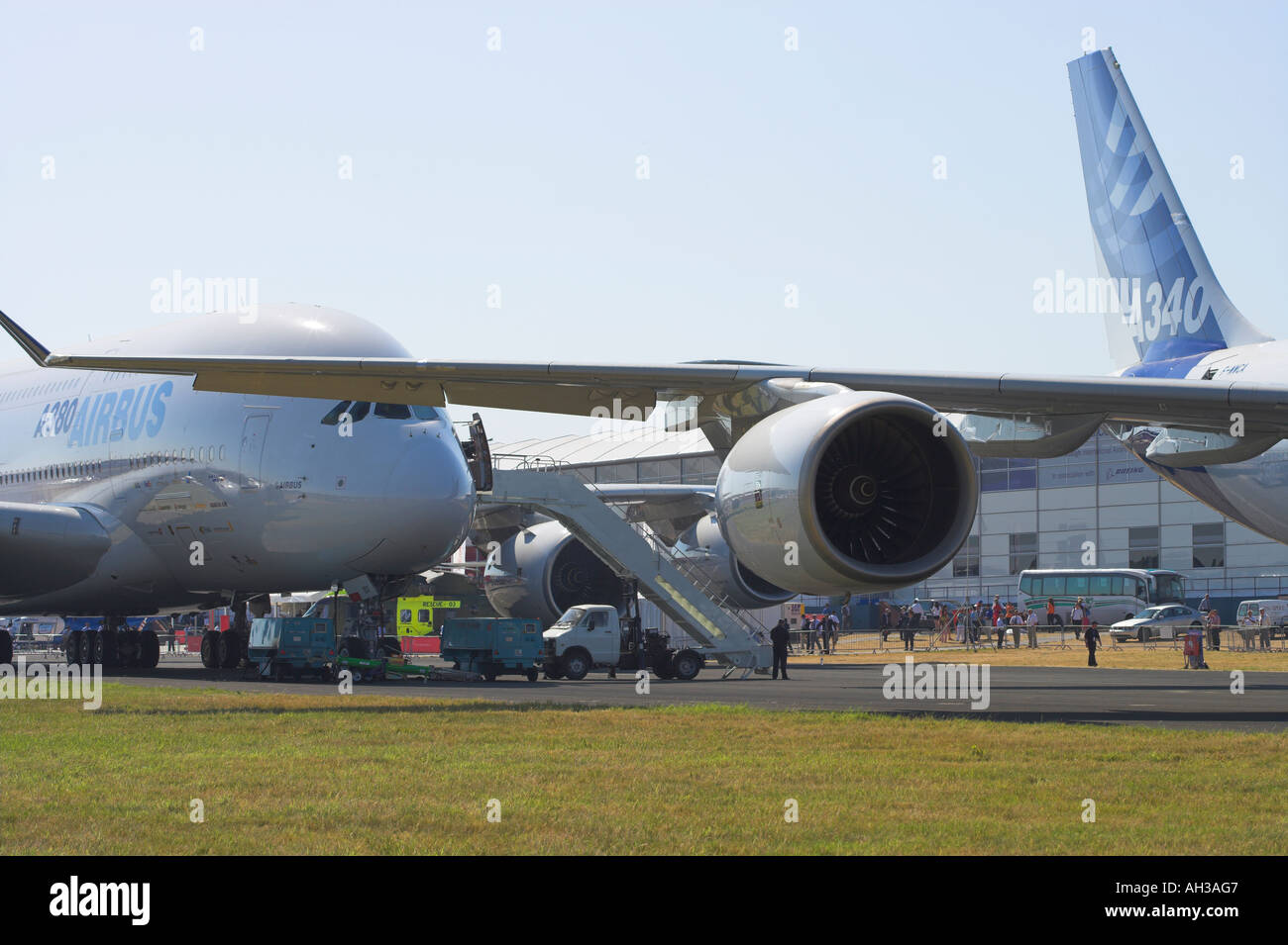Airbus A340 600 hinten mit A380 hinter Stockfoto