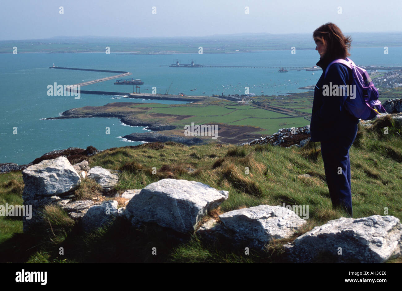 Weibliche Walker Blick auf Küste an der Spitze der "Holyhead Mountain" auf Anglesey North Wales "Great Britain" Stockfoto