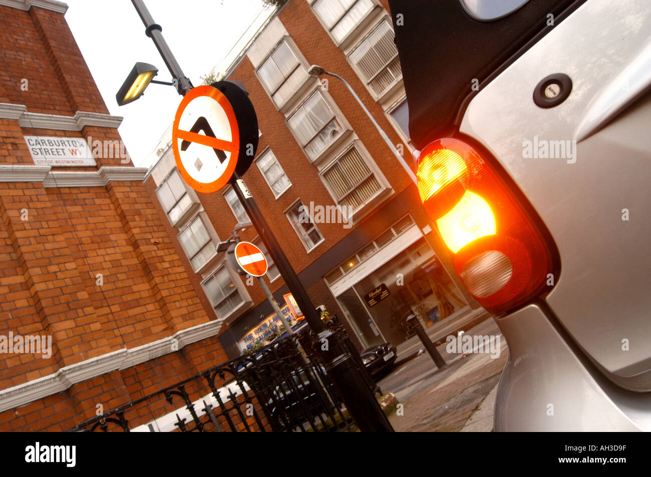 Smart Auto biegen Sie links auf keine Links wiederum Zeichen in london Stockfoto