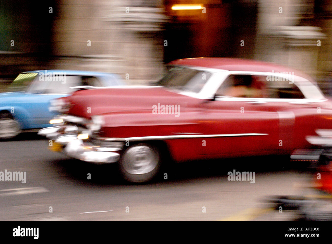 1950er Jahre amerikanisches Auto in Havanna Kuba Beschleunigung verwischen Stockfoto