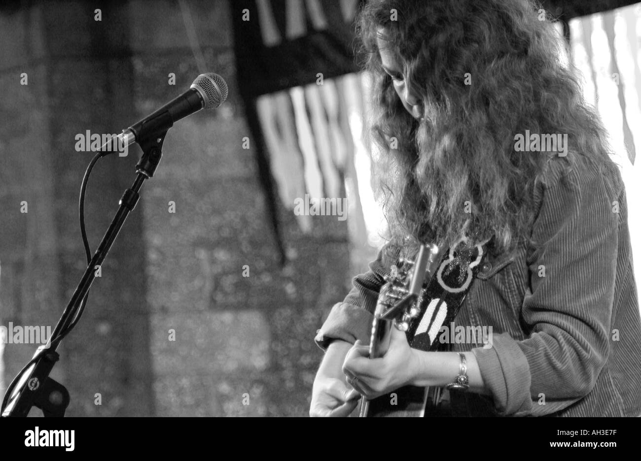 Schwüle Sängerin und Gitarrenspielerin Rebecca Folson tritt live beim Outdoor Festival auf. USA Stockfoto