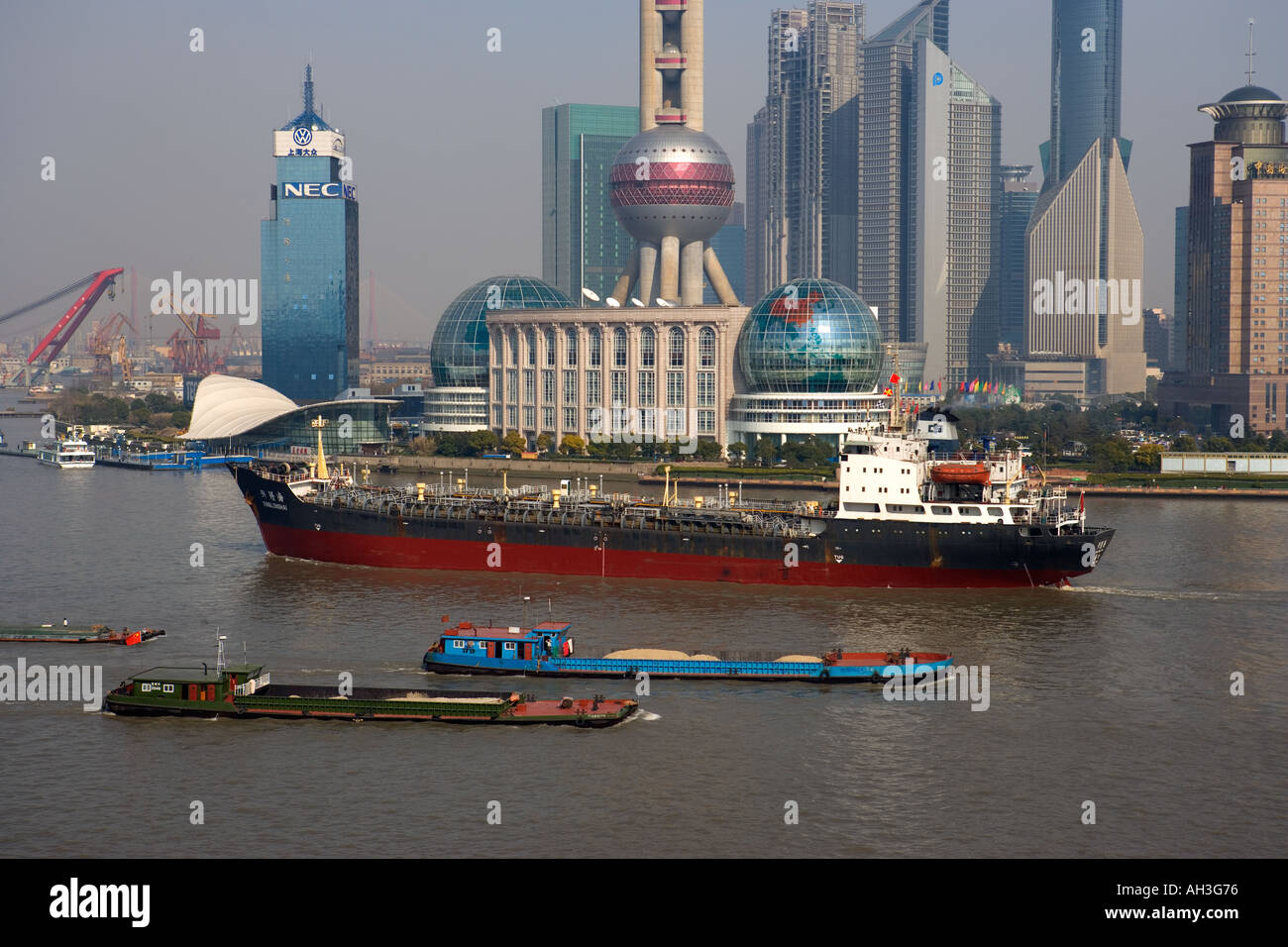 Huangpu River in Shanghai beschäftigt Stockfoto