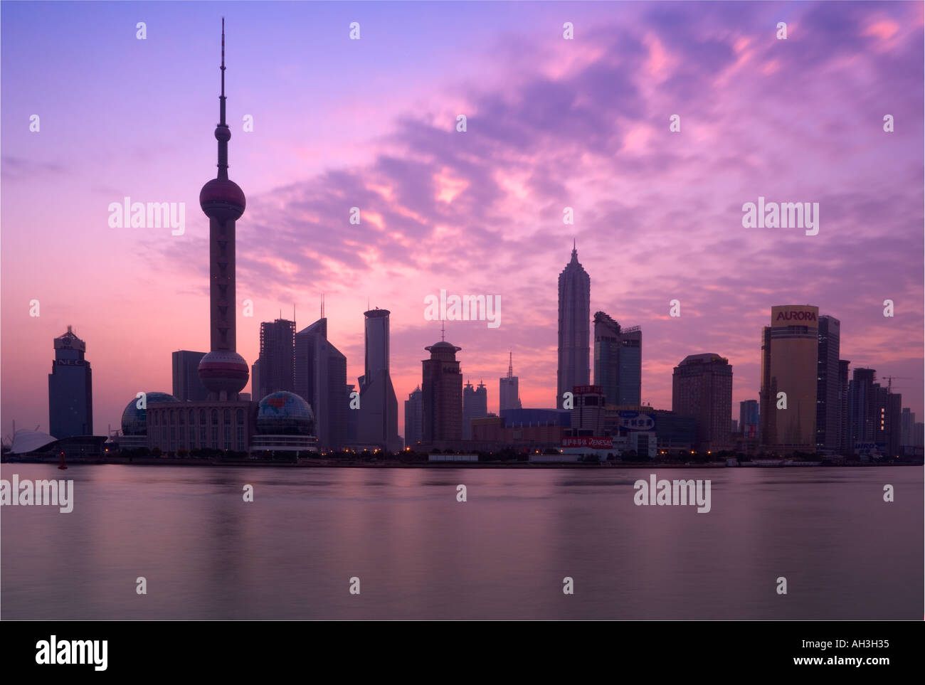 Skyline von Shanghai über über Fluss Huangpu China betrachtet Stockfoto