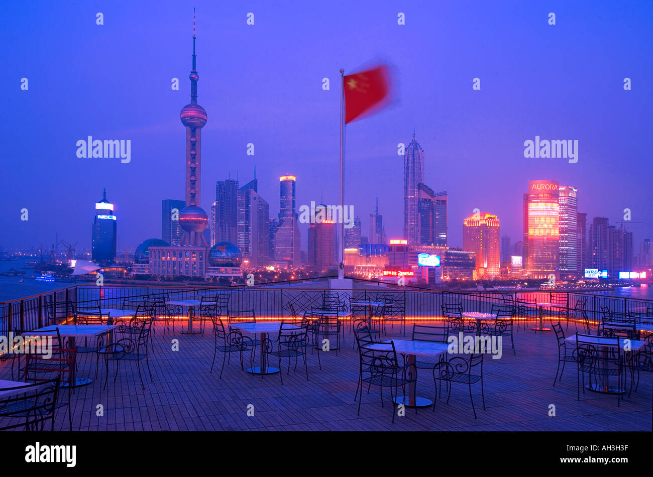 Skyline von Shanghai in der Abenddämmerung China Stockfoto