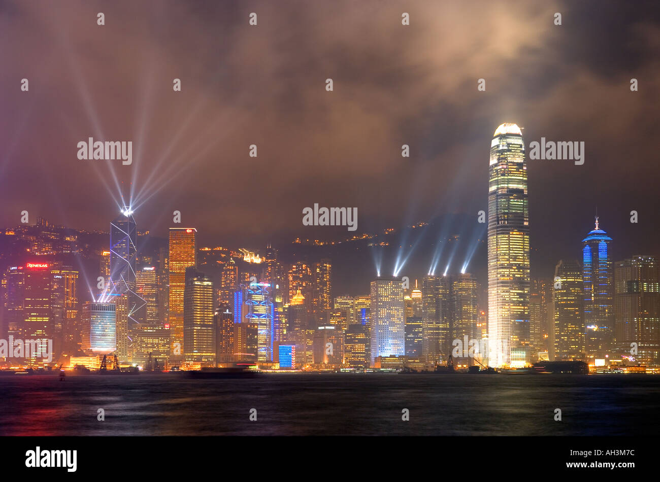 Hong Kong Skyline mit Abend Ton- und Lichtshow von Kowloon Stockfoto