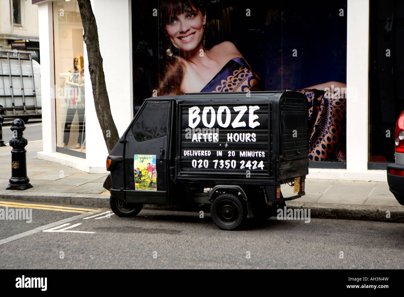 Nach Stunden Lieferungen Straßenszene unweit 'Königsweg' Alkohol London Stockfoto