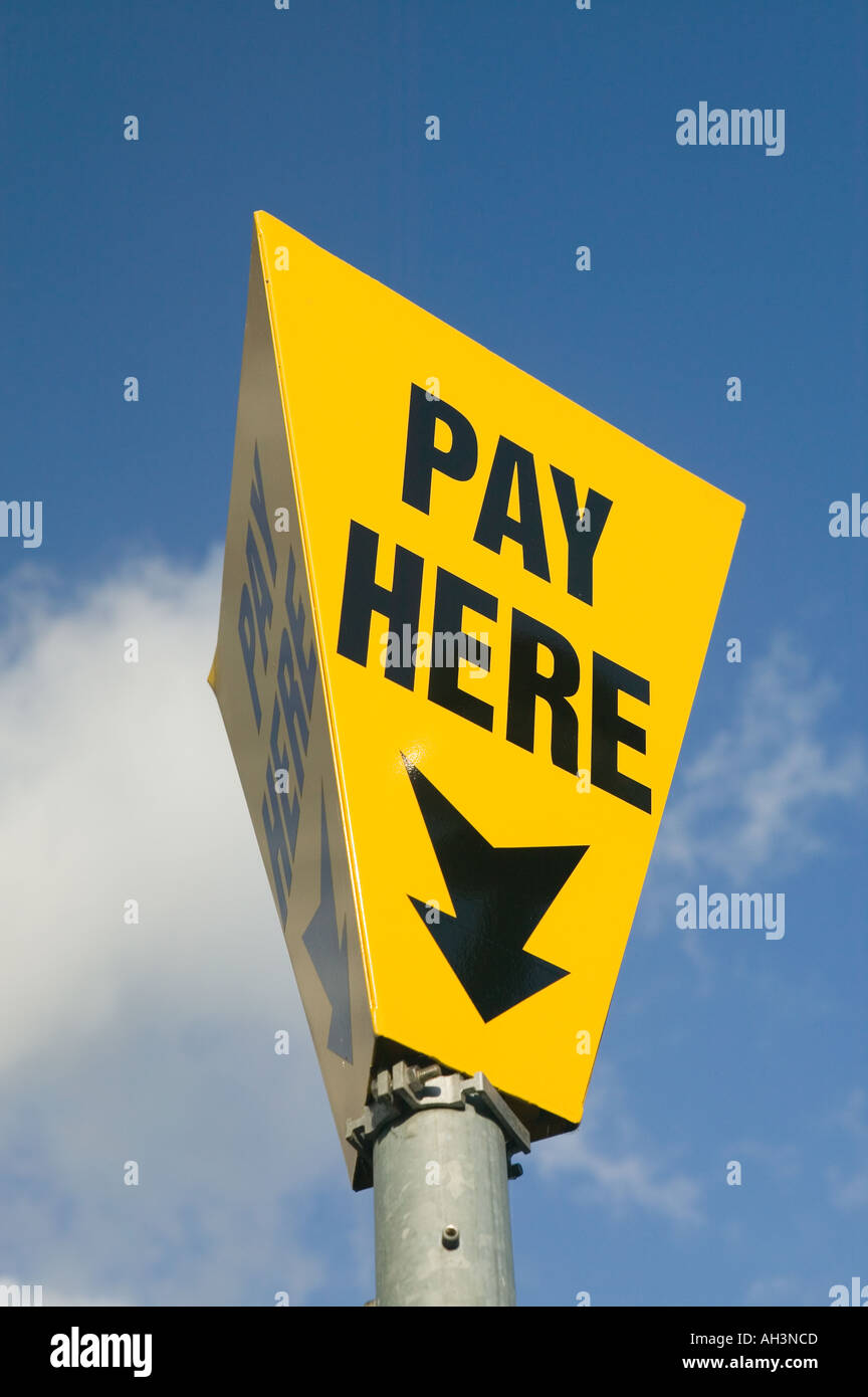 Bezahlen Sie hier Parkplatz Schild Cardiff Wales UK Stockfoto
