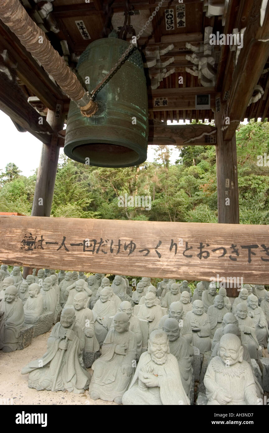 Buddhastatuen Glocke Daishoin Tempel World Heritage Miyajima Insel Hiroshima Präfektur Honshu Japan Stockfoto