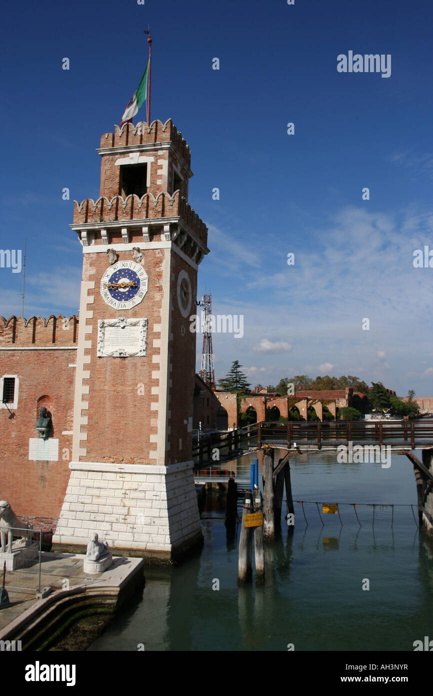 Eingangsturm, Arsenale mit Rio Dell' Arsenale Venedig Italien September 2007 Stockfoto