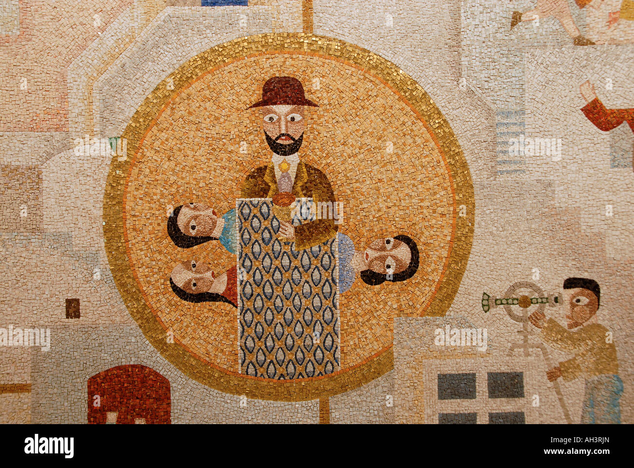 Mosaik wand Detail durch israelische Künstlerin Nachum Gutman angezeigt im Foyer des Schalom Turm Hochhaus Gebäude in Tel Aviv, Israel Stockfoto