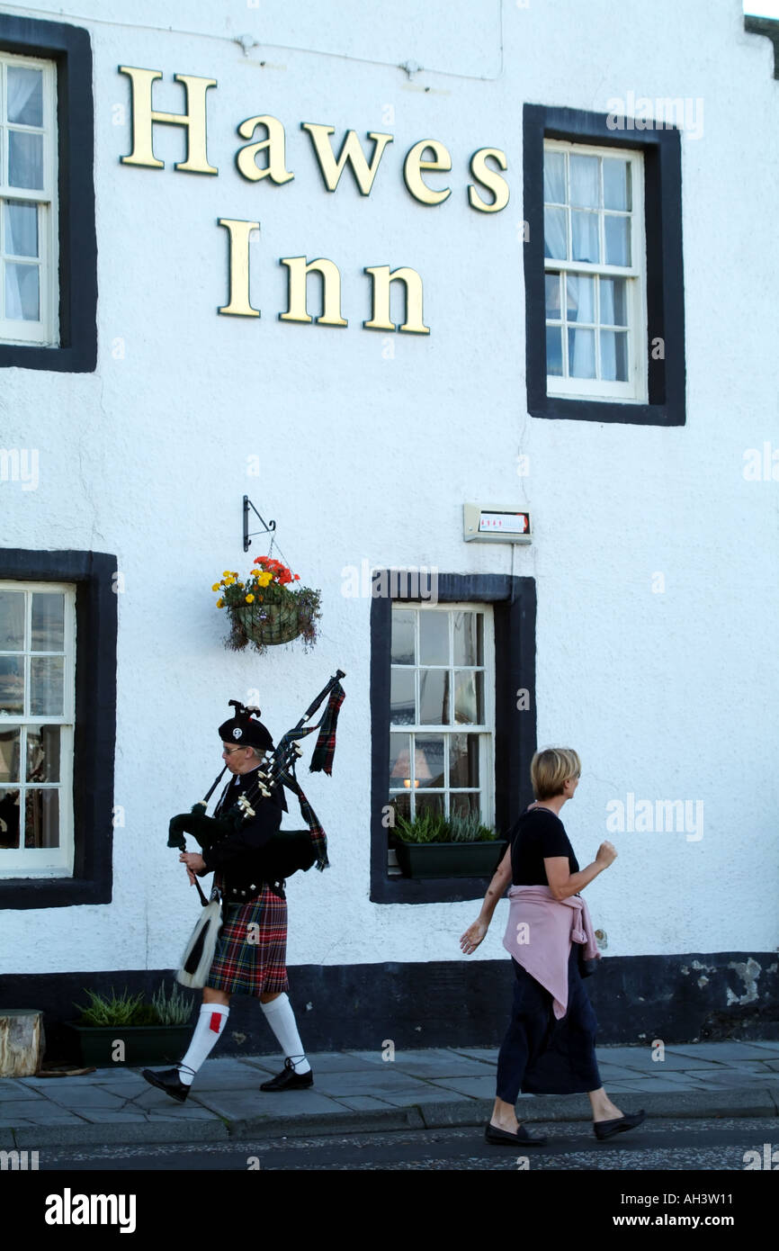 Einsamer Dano weibliche Piper marschieren die Hawes Inn South Queensferry Schottland UK Europe Stockfoto