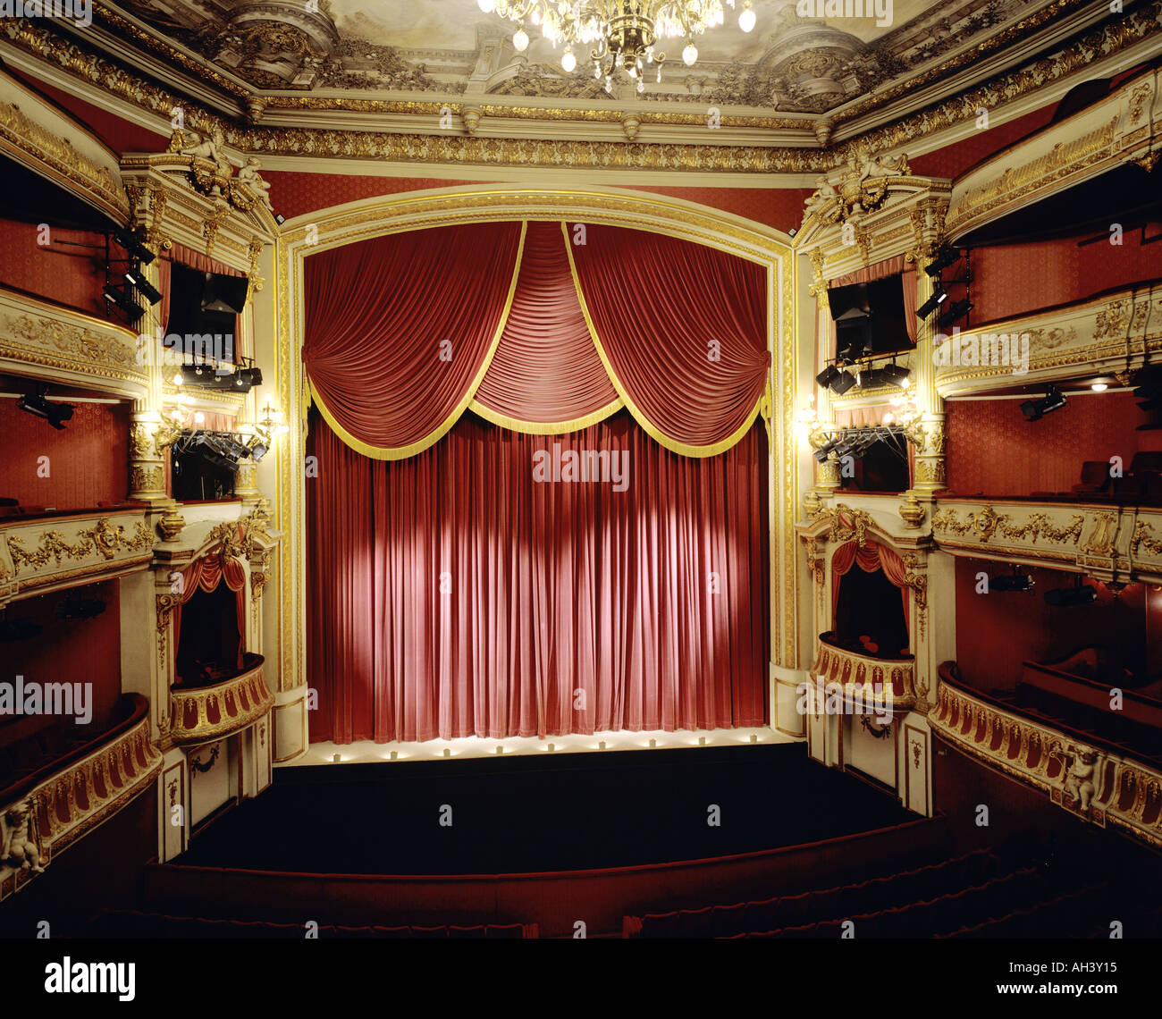 Opera stage -Fotos und -Bildmaterial in hoher Auflösung – Alamy