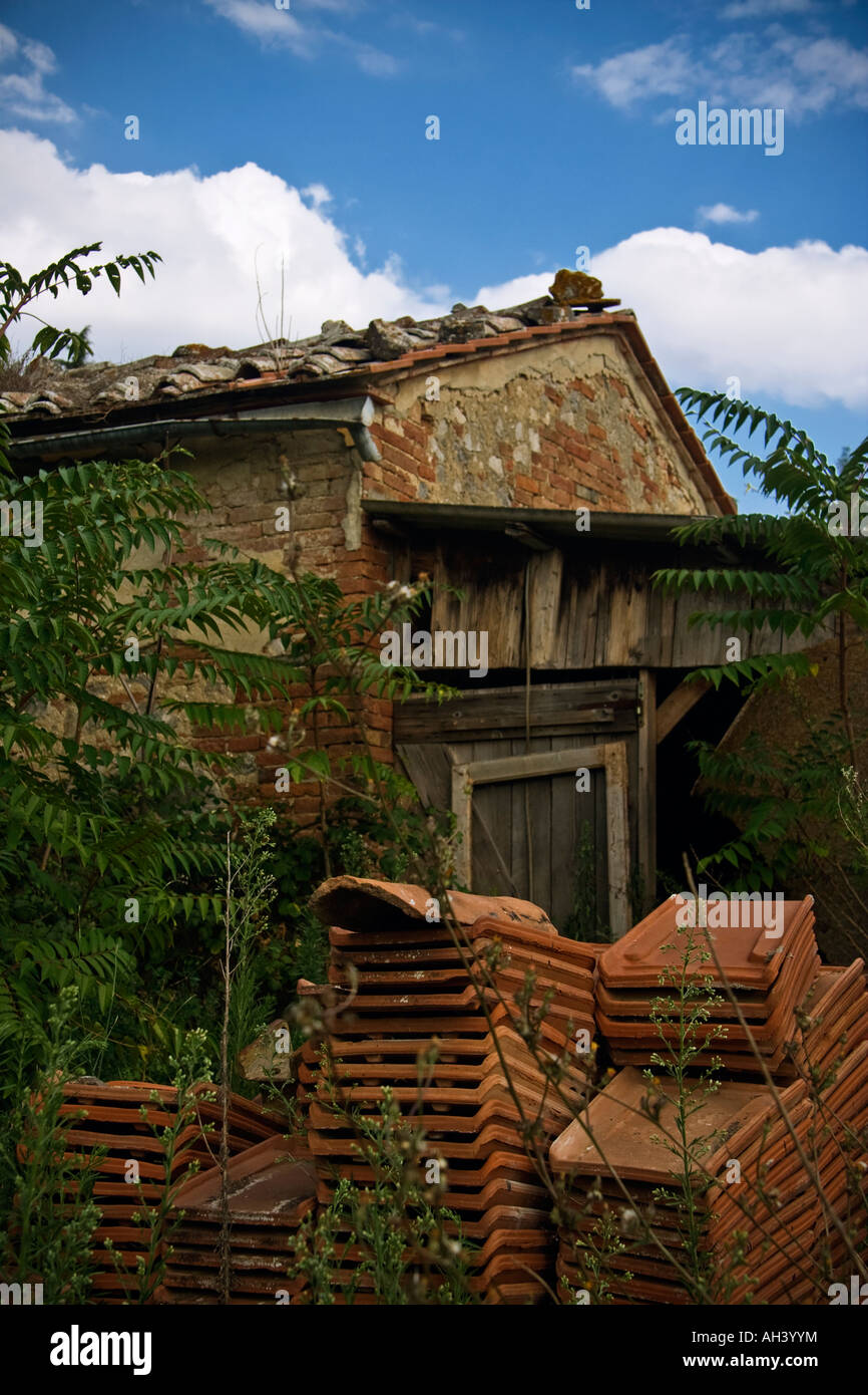 Verlassener Gebäude warten auf ein neues Dach, Pienza, Toskana, Italien Stockfoto