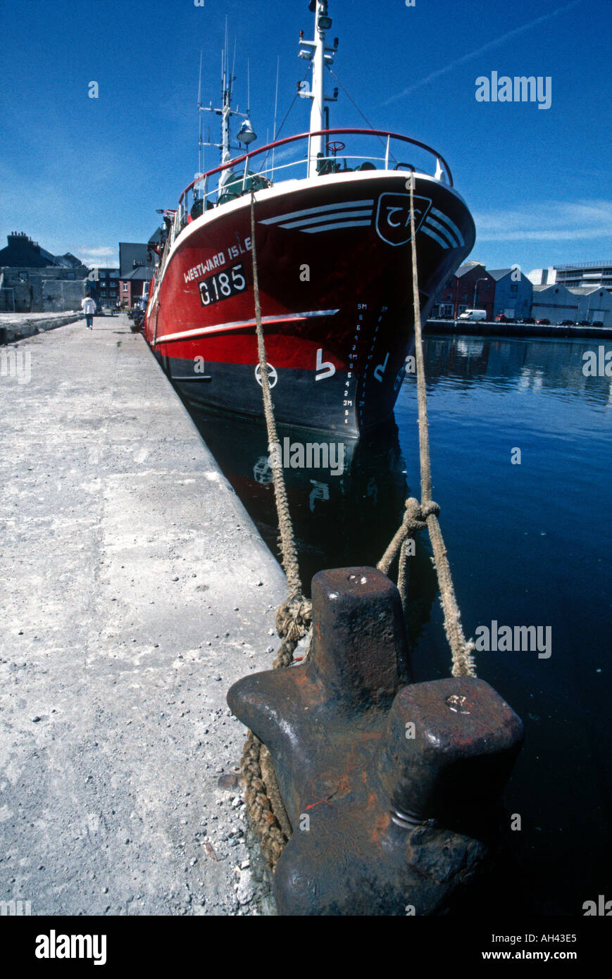 Große kommerzielle Boot mit roten Rumpf vertäut im Hafen von Galway City mit Stahl Post im Vordergrund Irland Stockfoto