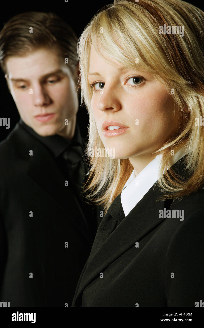 Männlich und weiblich in schwarz gekleidet Stockfoto