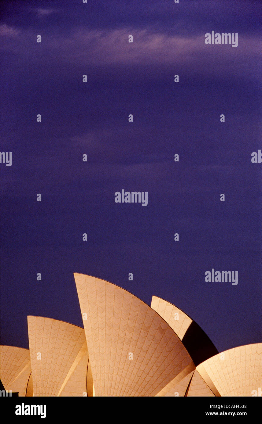 Vertikales Bild des Sydney Opera House zeigt lila Himmel mit Muscheln an der Unterseite des Rahmens Stockfoto