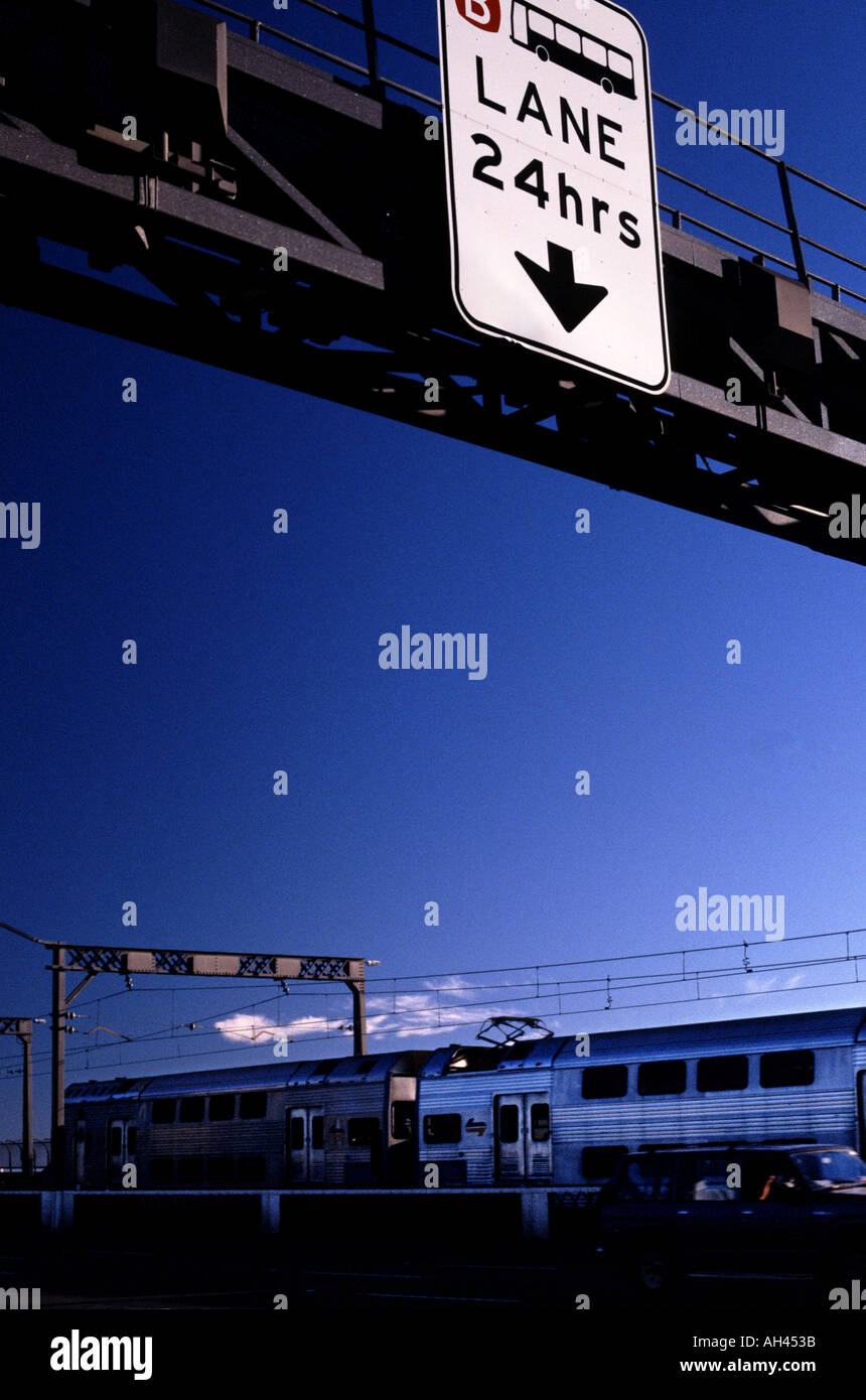 Fachwerk-Balken hält ein Bus Lane Zeichen nach unten und ein Sydney Zug über die Brücke im Hintergrund Stockfoto