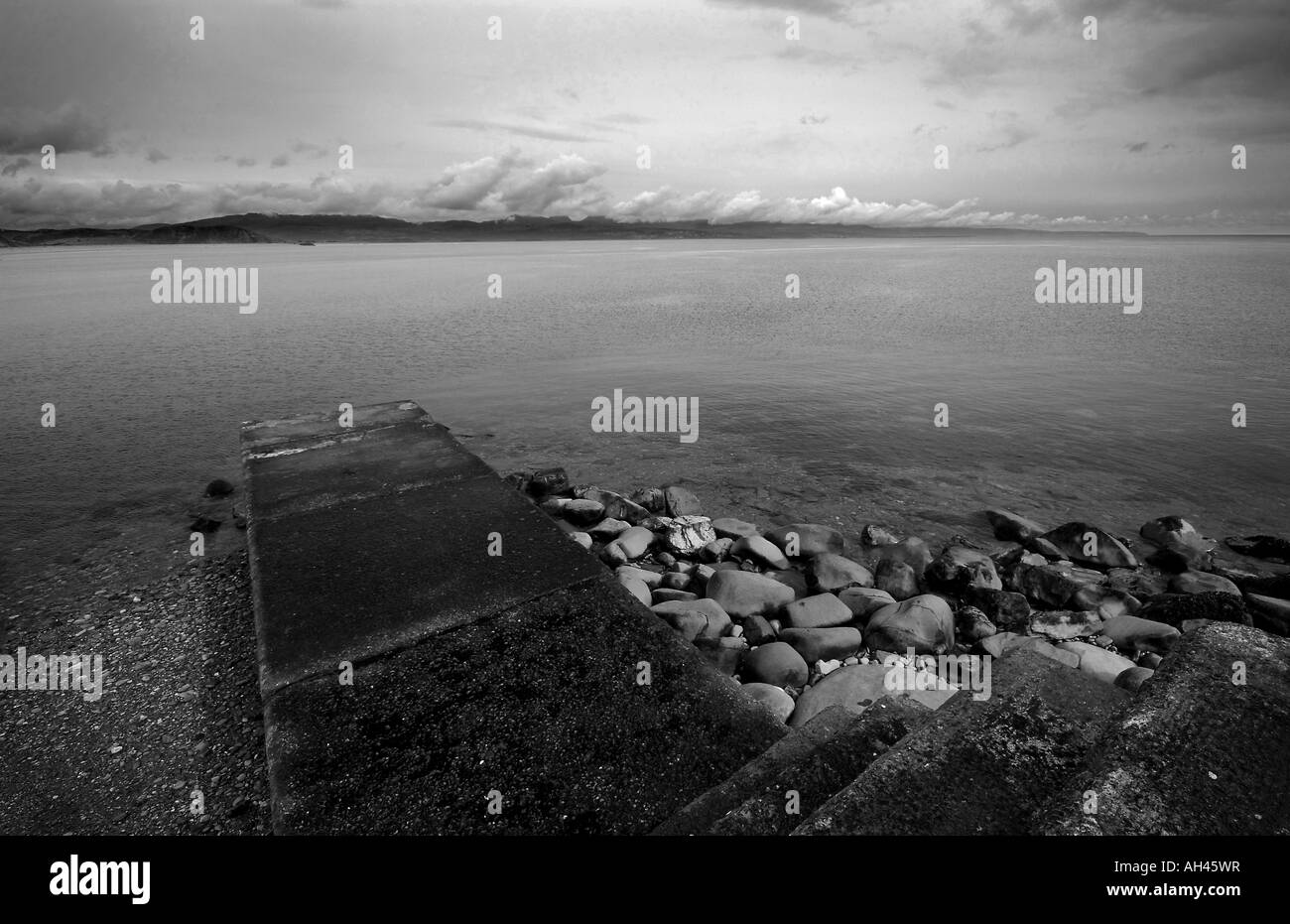 Stein-Pier im Hafen von Criccieth Stockfoto