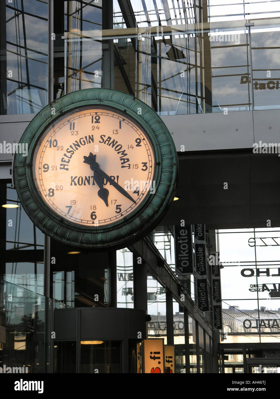 Uhr in der Selsingin-Sanomat Gebäude Zentrum von Helsinki Finnland Stockfoto