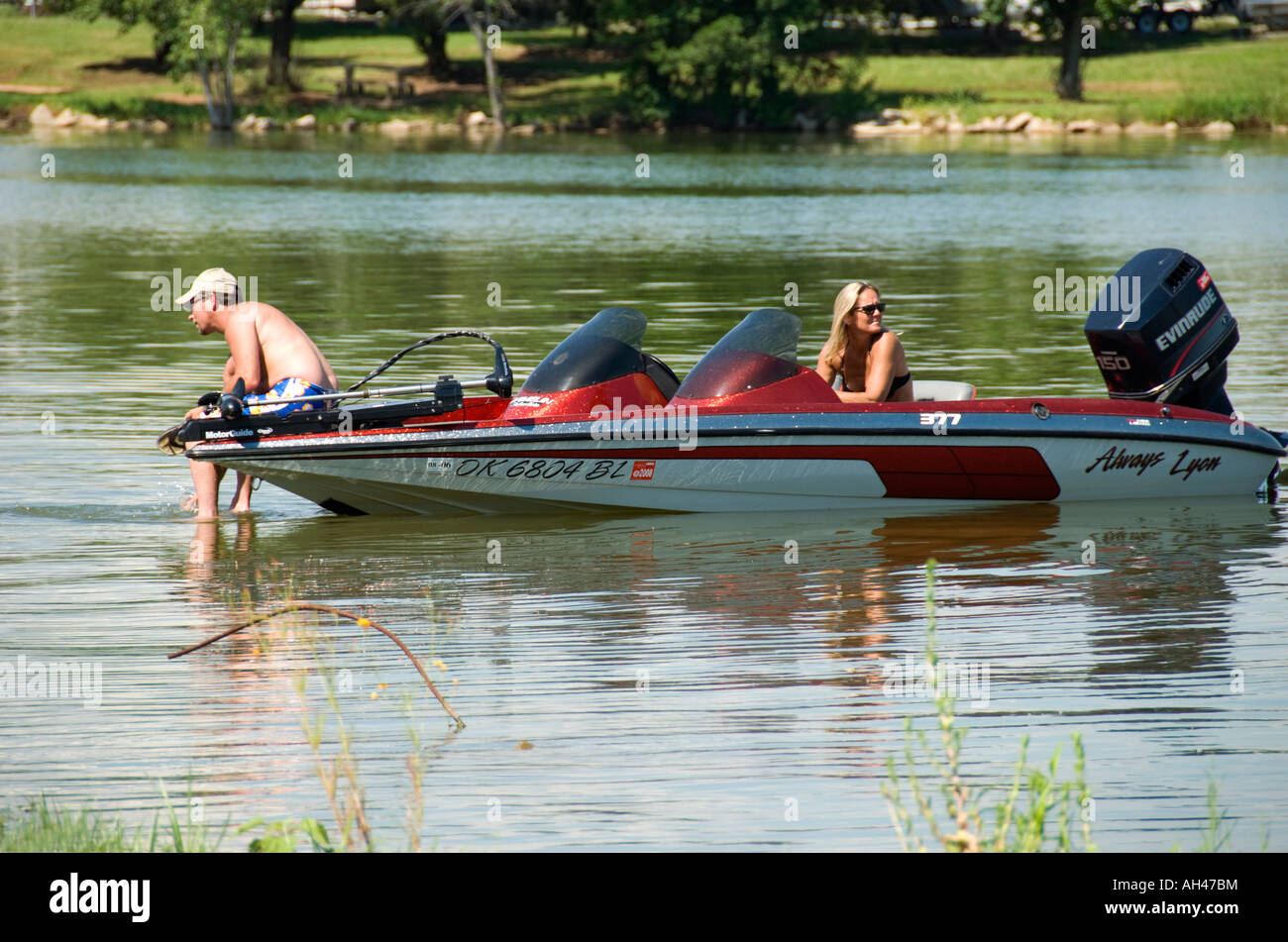 Ein paar genießt Bootfahren auf einem Oklahoma Lake, USA Stockfoto