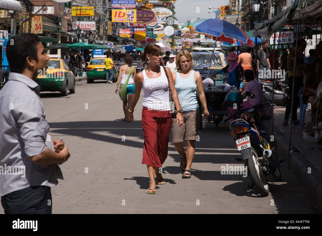 Frauen-Touristen zu Fuß hinunter die Khao San Road in Bangkok Thailand Stockfoto