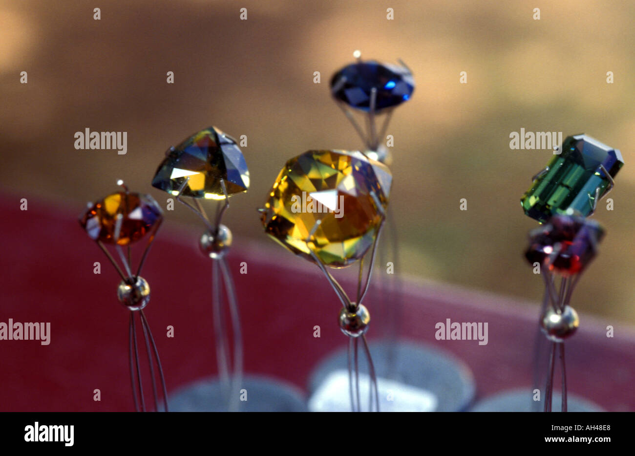 Multi Farbe Saphire auf Display 0895 geschnitten Stockfoto