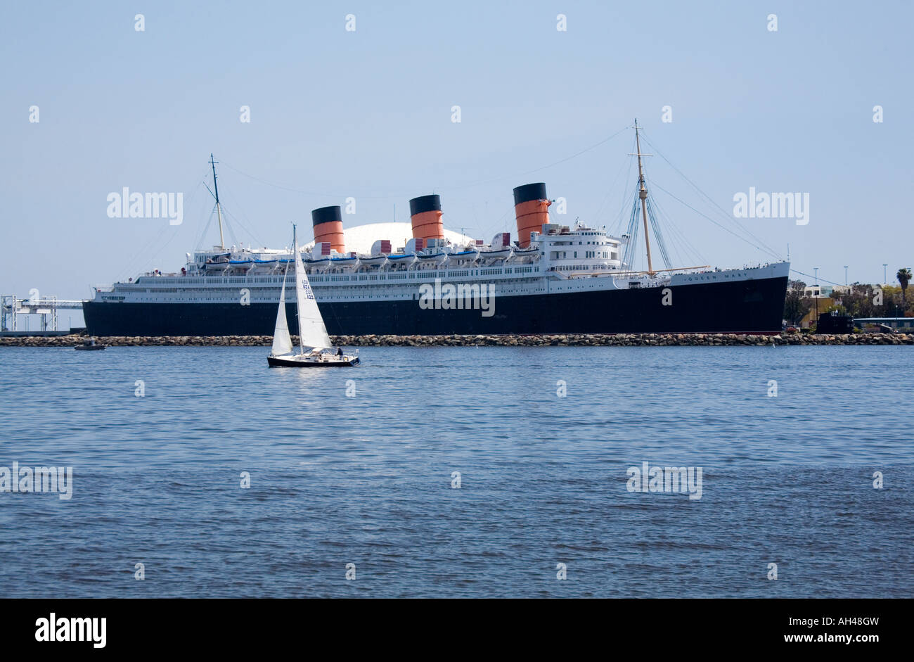 Der klassische Luxus-Liner der Queen Mary ist fest verankert in Long Beach, Kalifornien gesehen. Stockfoto