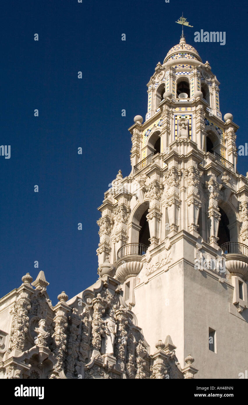 Der California-Turm ist eine bekannte Sehenswürdigkeit befindet sich im Balboa Park in San Diego, Kalifornien. Stockfoto