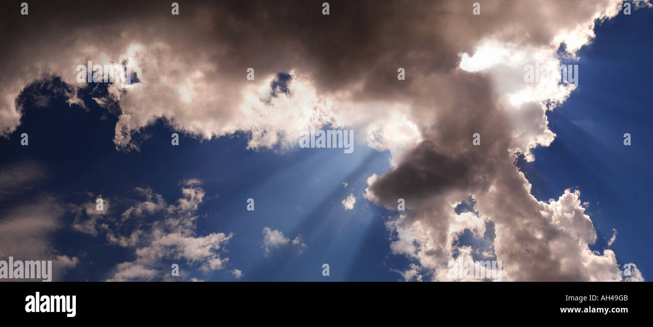 Sonnenstrahlen durchdringen eine dicke Wolke, Schweden Stockfoto