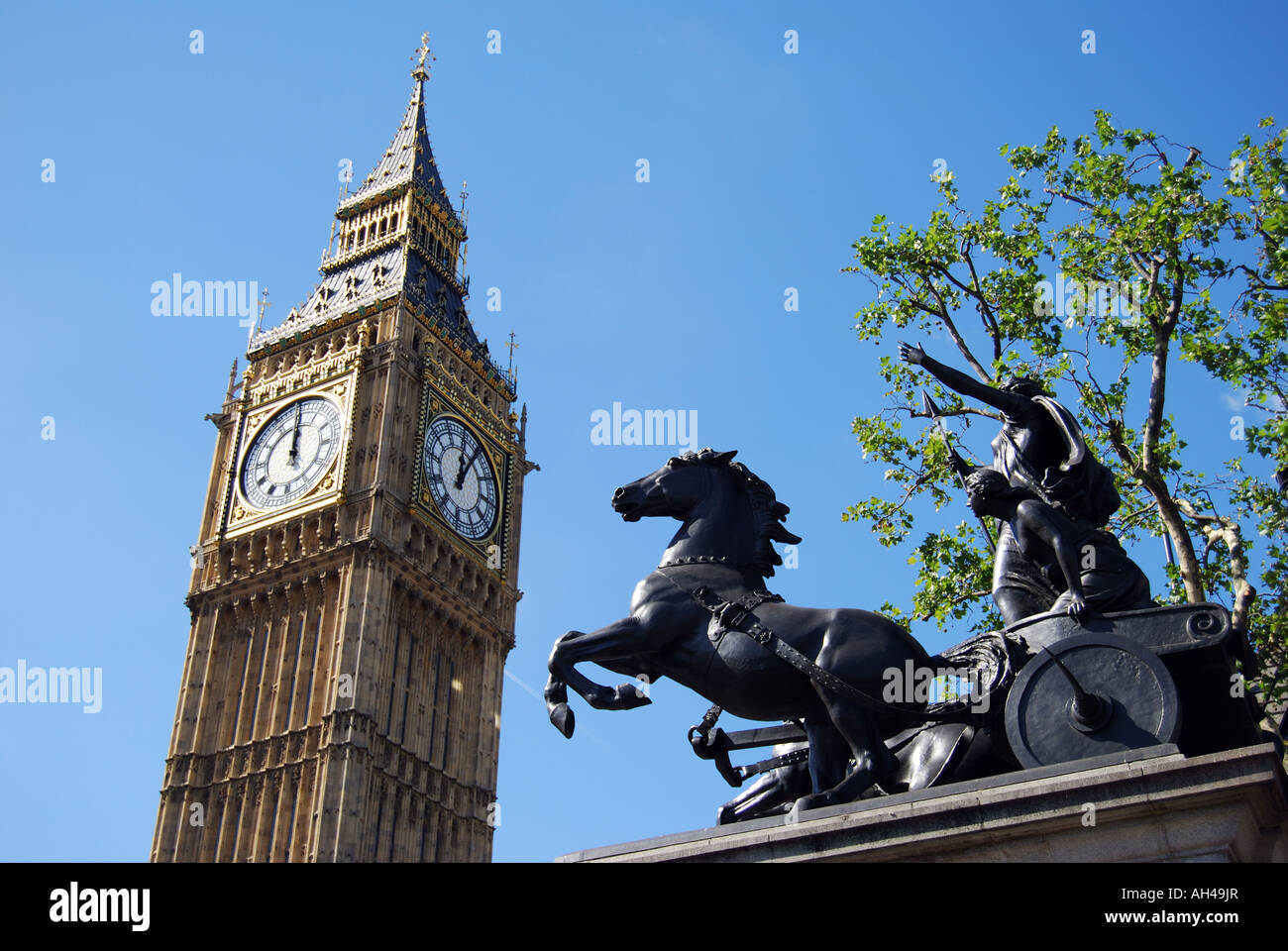 Big Ben Clock Tower und Boudicca Statue von Westminster Bridge, City of Westminster, Greater London, England, Vereinigtes Königreich Stockfoto