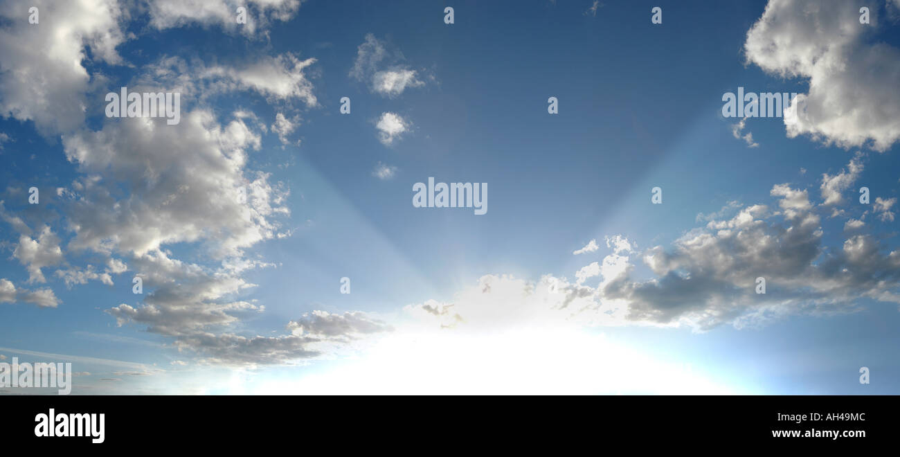 Sonnenstrahlen auf ein strahlend blauer Himmel mit Wolken, Schweden Stockfoto