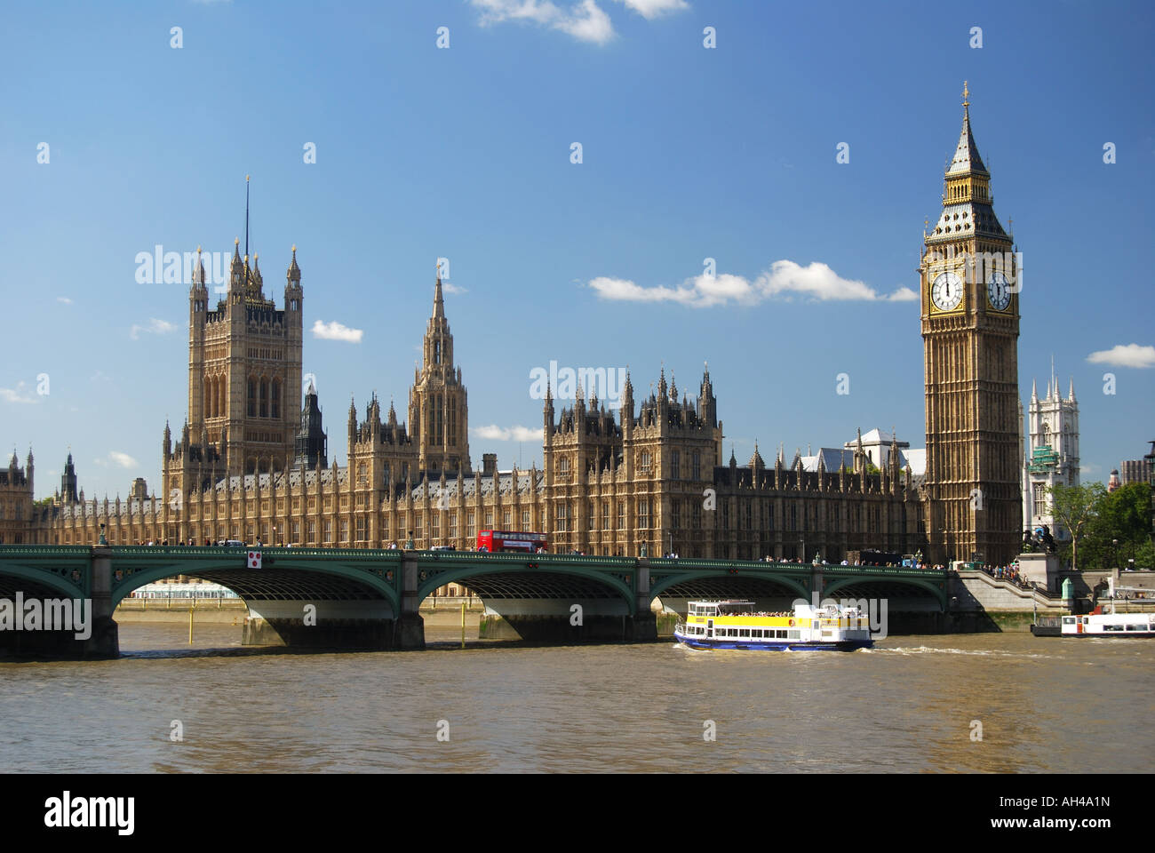 Der Palace of Westminster (Houses of Parliament) über der Themse, City of Westminster, London, England, Vereinigtes Königreich Stockfoto