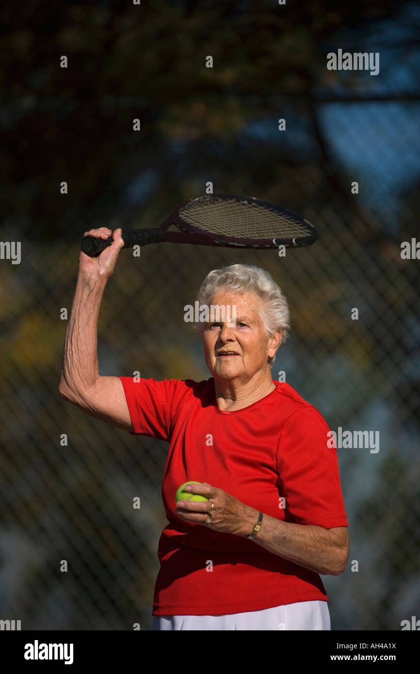 Frau Tennisball servierfertig Stockfoto