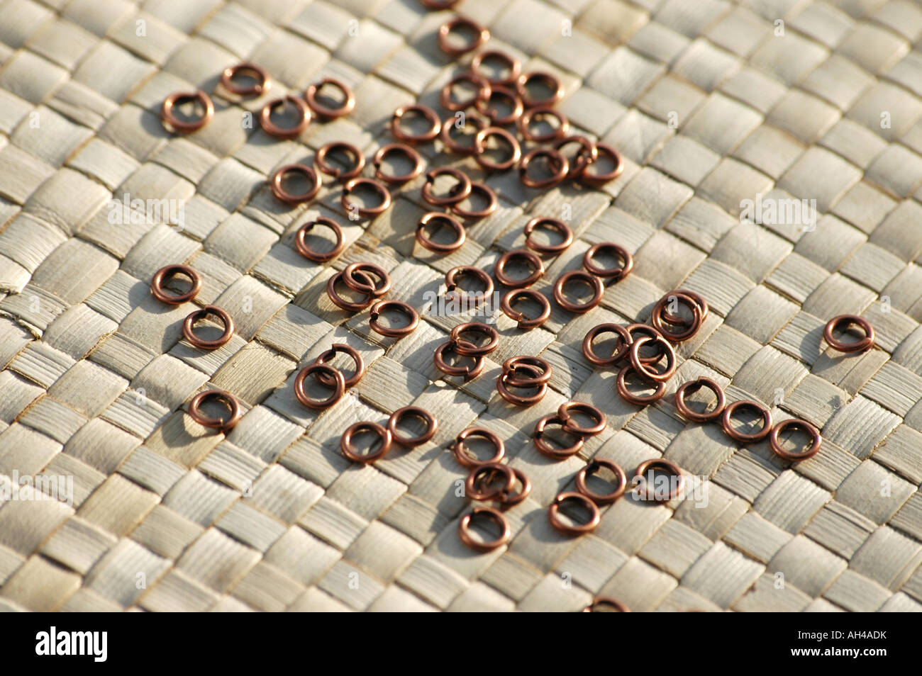 Springen Sie nahe bis zum Ringe aus Kupfer für Schmuck machen Stockfoto