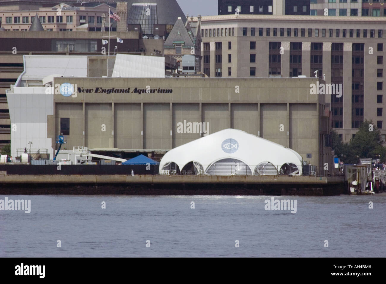 Ansicht von New England Aquarium von Boston Hafen Stockfoto